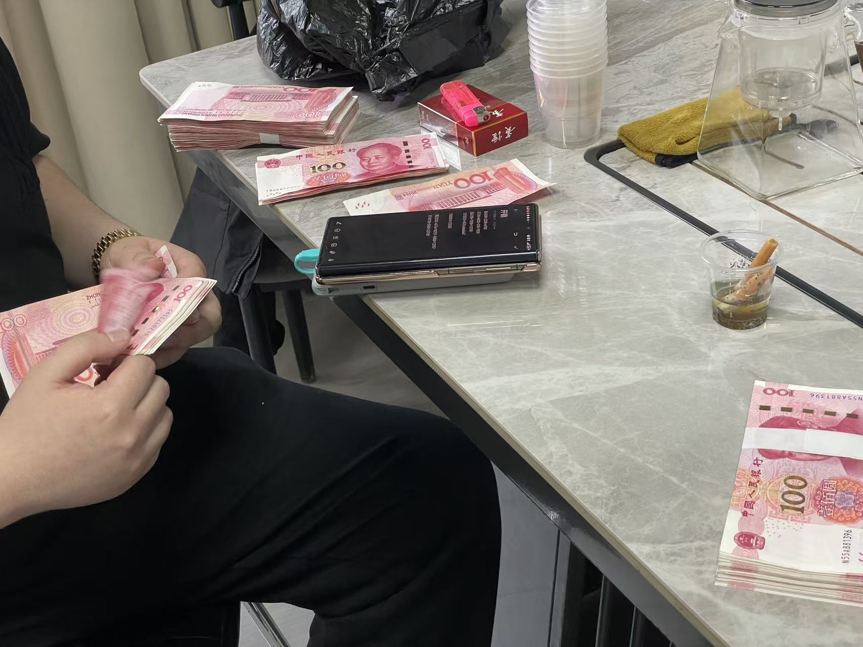 赚钱的第一性原理是创造价值，不是出卖时间。